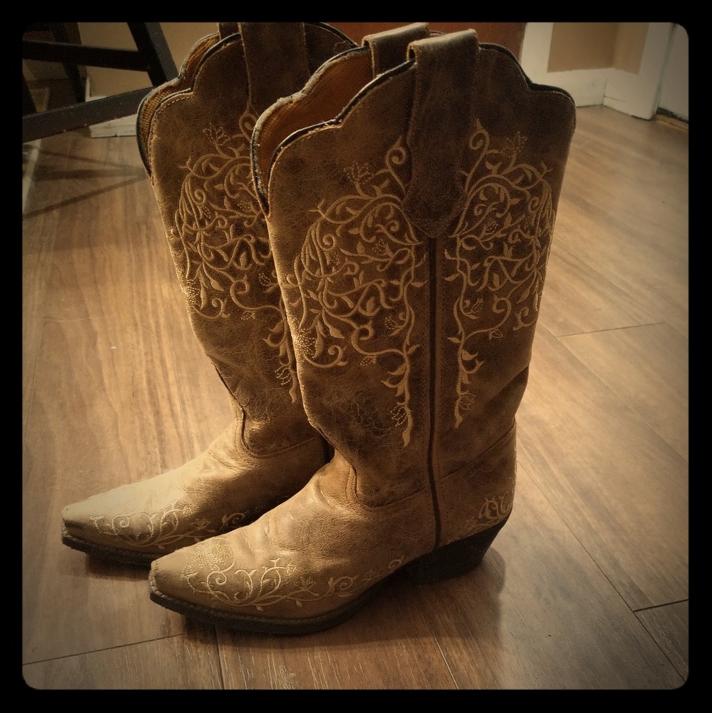 Cowgirl boots. Beautiful detail 🌻
